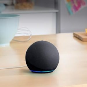 Alternative view of Amazon Echo Dot: parlante Alexa con sonido vibrante, ideal para dormit